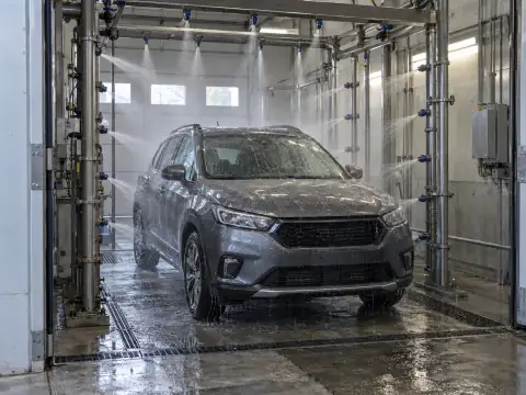 Cabina de hermeticidad con una camioneta SUV bajo rociadores de agua